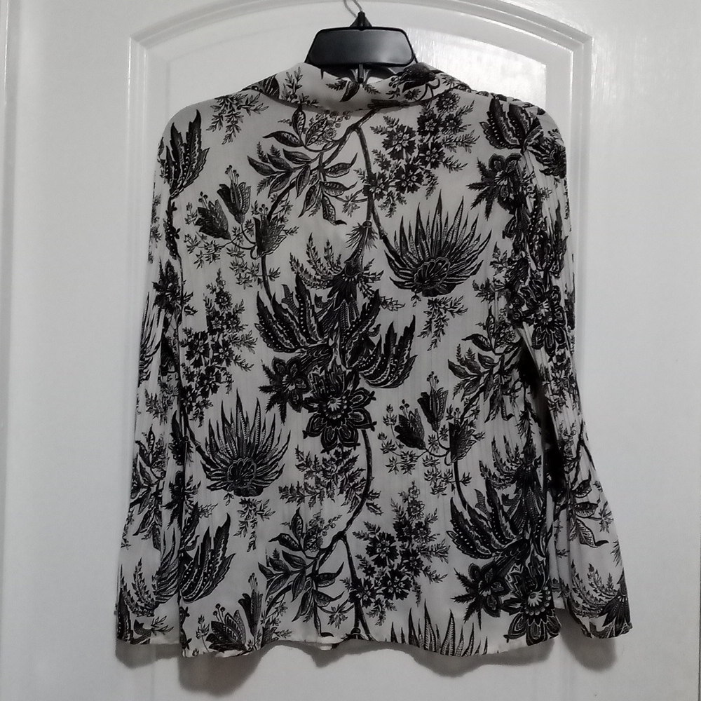 ๐ 4/$20 Black and white pleat 3/4 sleeve blouse - Picture 4 of 4